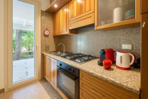 een keuken met een fornuis en een aanrechtblad bij Paradise house & garden in Lignano Sabbiadoro