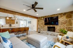 Μια τηλεόραση ή/και κέντρο ψυχαγωγίας στο Hot Tub and Game Room Peaceful Retreat in Evergreen