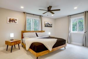 Ένα ή περισσότερα κρεβάτια σε δωμάτιο στο Hot Tub and Game Room Peaceful Retreat in Evergreen