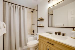 Ένα μπάνιο στο Hot Tub and Game Room Peaceful Retreat in Evergreen +25 φωτογραφίες