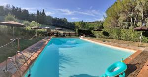 a large blue swimming pool with a toy in the middle at Toscana Miniloft in Poggibonsi