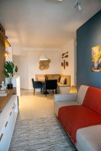 a living room with a couch and a table at COP30 - Apê Amazônia Living - Sem reserva mínima - 4 Camas - Umarizal - Belém in Belém