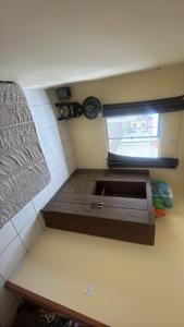 ベレンにあるApartamento COP30 Belémの小さなキッチン(シンク付)、窓