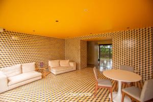 a living room with a table and a couch and chairs at Secrt Sabana 2BR · Workspace + WiFi · Parking · Pool & Gym · Apt 1213 in San José