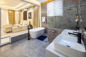 une salle de bain avec un lavabo et une baignoire dans l'établissement Throne, à Santeo 9 autres photos