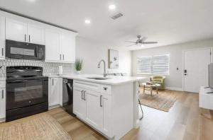 Η κουζίνα ή μικρή κουζίνα στο Waterfront - Family & Pet Friendly - 1BR-1BA