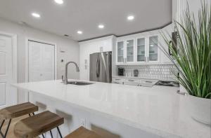 Η κουζίνα ή μικρή κουζίνα στο Waterfront - Family & Pet Friendly - 1BR-1BA