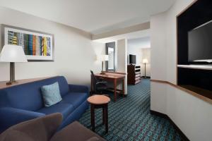 Μια τηλεόραση ή/και κέντρο ψυχαγωγίας στο Fairfield Inn & Suites by Marriott Waco North