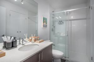 Ένα μπάνιο στο Old Port Upscale - Free Indoor Parking