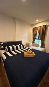 a large bed with two towels on top of it at PoolAccess-rose Lahabana in Hua Hin