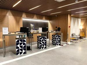 a lobby with desks and chairs in a building at CONFORT iNN EXECUTIVE FARIA LIMA in Sao Paulo +51 photos