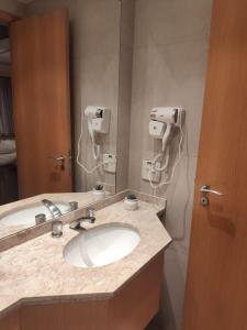 a bathroom with a sink and a mirror at CONFORT iNN EXECUTIVE FARIA LIMA in Sao Paulo