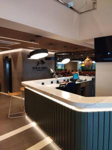 a lobby with a bar in a restaurant at CONFORT iNN EXECUTIVE FARIA LIMA in Sao Paulo