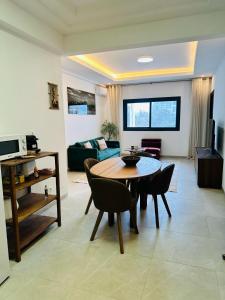 a living room with a table and chairs at Studio meublé premium in Dakar