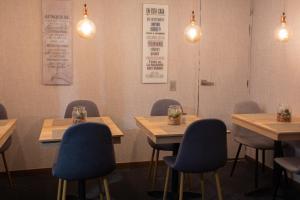 a restaurant with wooden tables and chairs and lights at Hotel Velero in San Antonio de Pereira
