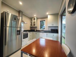 Η κουζίνα ή μικρή κουζίνα στο Cosy Cabin in the Loop