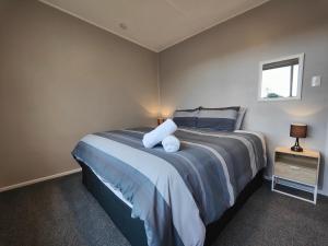 Ένα ή περισσότερα κρεβάτια σε δωμάτιο στο Cosy Cabin in the Loop