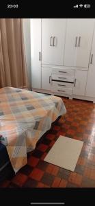 Ένα ή περισσότερα κρεβάτια σε δωμάτιο στο Condomínio Dom Francisco