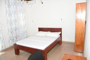 Ένα ή περισσότερα κρεβάτια σε δωμάτιο στο Serenity Guest House