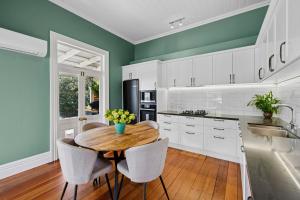 Η κουζίνα ή μικρή κουζίνα στο Poolside Villa on Dublin - Martinborough Retreat