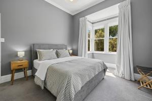 Ένα ή περισσότερα κρεβάτια σε δωμάτιο στο Poolside Villa on Dublin - Martinborough Retreat +14 φωτογραφίες