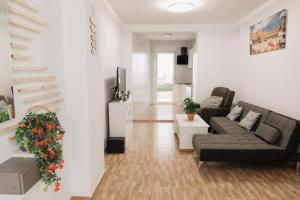 a living room with a couch and a tv at Casa Las niñas in La Algaba
