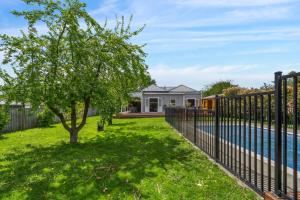 Πισίνα στο ή κοντά στο Poolside Villa on Dublin - Martinborough Retreat