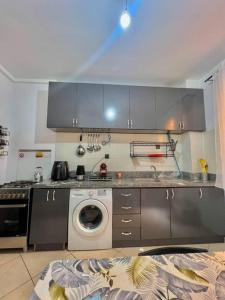 Кухня или мини-кухня в Modern apartment in the heart of Marrakech, just 9 minutes from the airport
