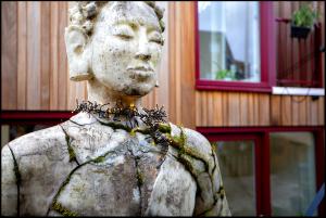 una estatua de una mujer con hojas en la espalda en Michaels Ark, en Ámsterdam