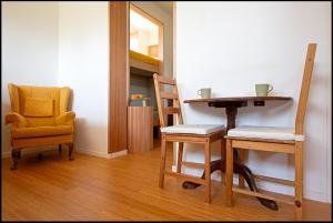 Habitación con mesa, sillas y silla en Michaels Ark, en Ámsterdam 10 fotos más