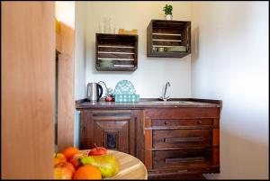 cocina con fregadero y mesa con fruta en Michaels Ark, en Ámsterdam