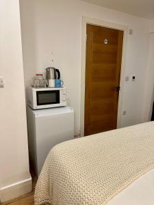 Dapur atau dapur kecil di Theo Ensuite Room