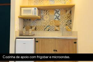 ピレノポリスにあるQSB - Quinta Santa Bárbaraのシンクと電子レンジ付きのキッチン