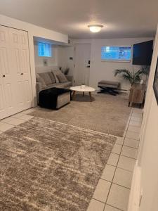 Istumisnurk majutusasutuses Newly Renovated - Self contained Suite - Sleeps 6