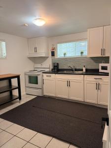 Köök või kööginurk majutusasutuses Newly Renovated - Self contained Suite - Sleeps 6 +13 fotot