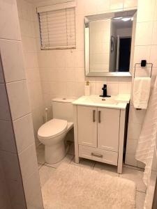 Vannituba majutusasutuses Newly Renovated - Self contained Suite - Sleeps 6