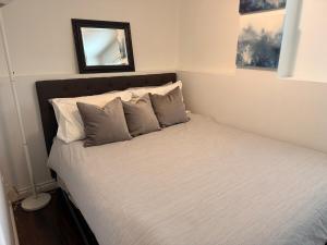 Voodi või voodid majutusasutuse Newly Renovated - Self contained Suite - Sleeps 6 toas
