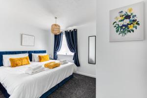 a bedroom with a blue and white bed with yellow pillows at Cosy Sleeps 5 Bedford Stay Superfast WiFi in Bedford