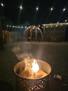 un feu dans un pot au sol la nuit dans l'établissement Blackditch hideaway cabin, à Kildare