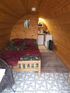 une chambre avec un lit dans une pièce en bois dans l'établissement Blackditch hideaway cabin, à Kildare