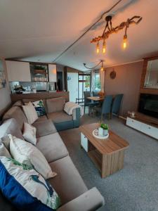 una sala de estar con un sofá y una mesa en The Ocean Nook, en New Quay