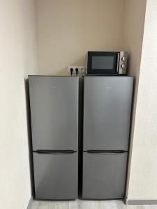 a refrigerator with a microwave on top of it at Gasthaus und Pension Zur Libelle in Luisenthal