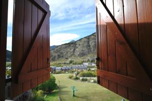 an open door with a view of a mountain at A 2 min de Grandvalira I Ski, Vistas, Wifi y Parking in Soldeu