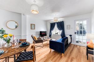 a living room with a table and a dining room at Cosy Sleeps 5 Bedford Stay Superfast WiFi in Bedford