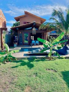 a house with a backyard with a swimming pool at Casa de Hóspedes da Lili & André in Caraíva
