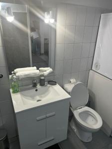 Ένα μπάνιο στο Phoenix Apartment