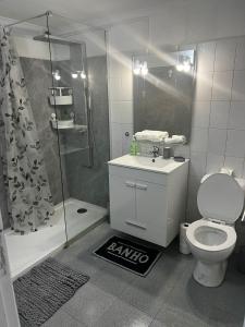 Ένα μπάνιο στο Phoenix Apartment