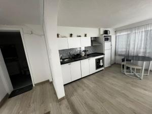 Η κουζίνα ή μικρή κουζίνα στο Phoenix Apartment +2 φωτογραφίες