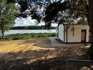 a building with a view of a lake at Dom nad jeziorem Winna Górka 