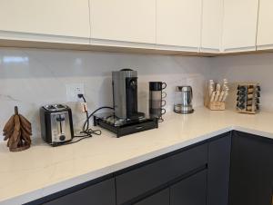- un comptoir de cuisine avec une cafetière dans l'établissement Redwood Haven Your Santa Cruz Mountains Gateway, à Los Gatos